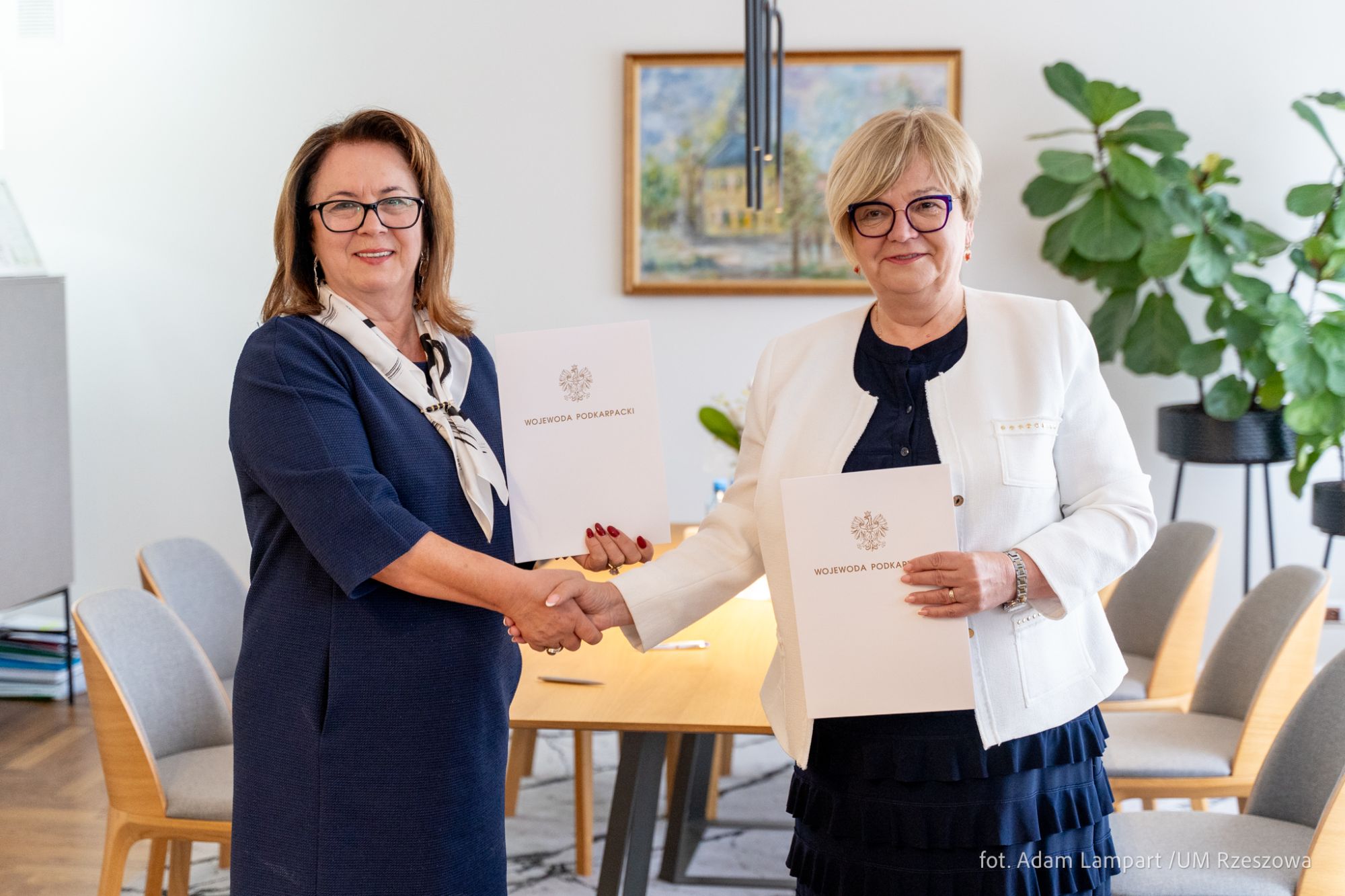 zdjęcie z podpisania umowy dotyczącej przyznania środk&oacute;w na bezpieczeństwo dla Rzeszowa, fot. Adam Lampart, Urząd Miasta Rzeszowa